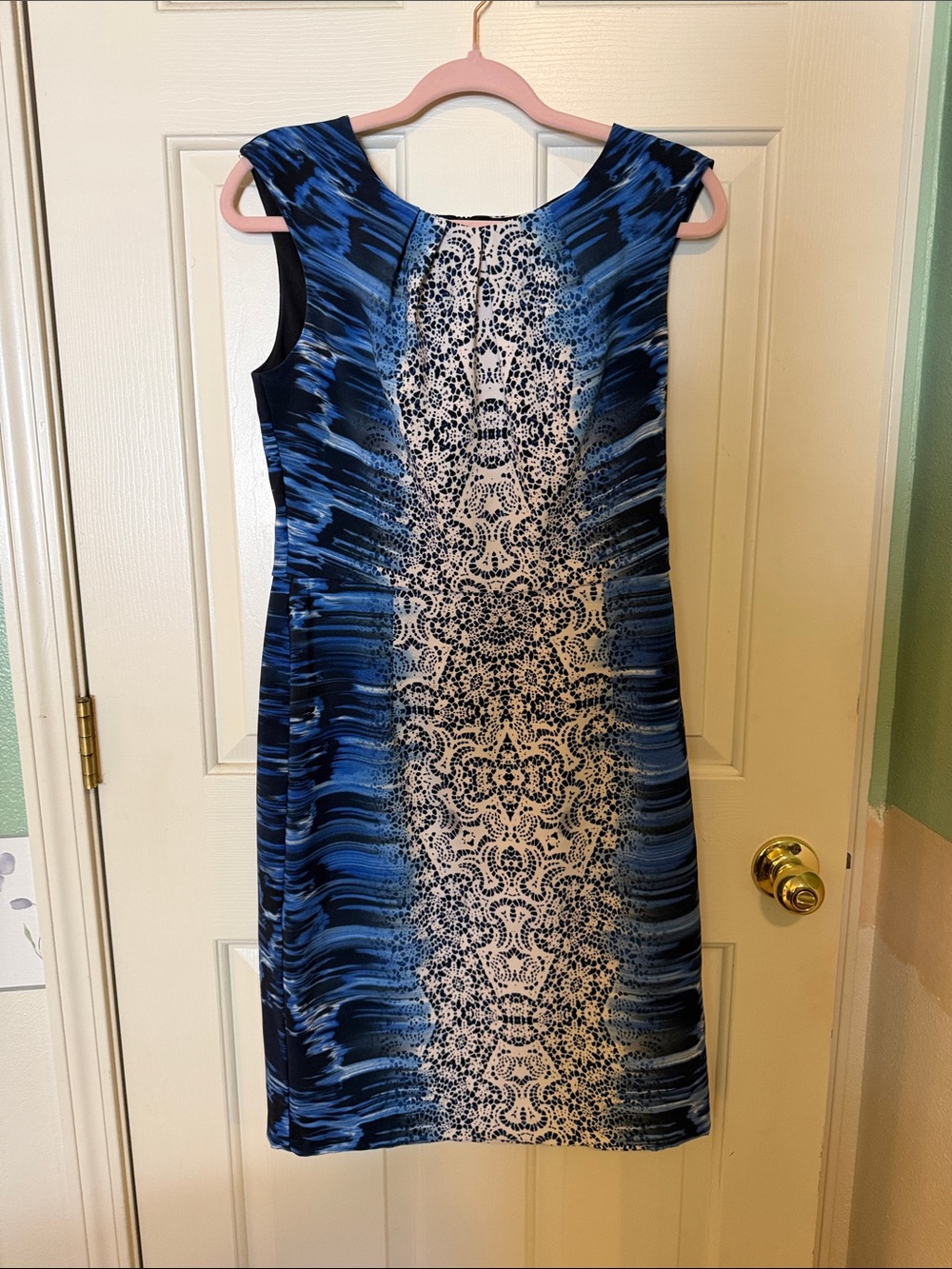 Maggy London Blue and White Patterned Midi Sheath Dress